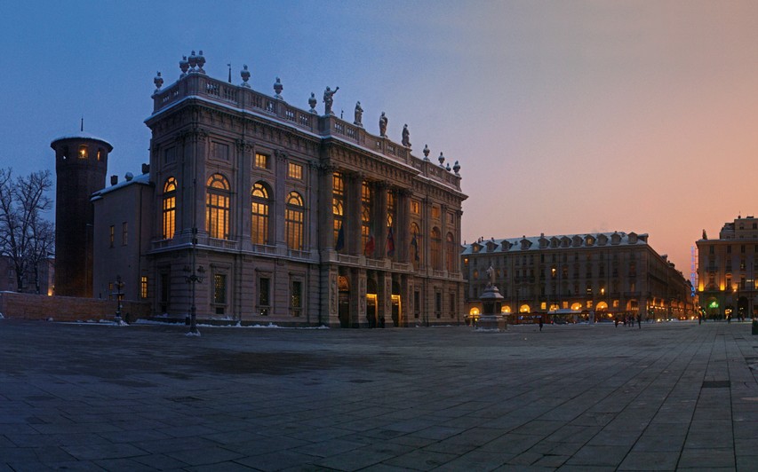 Panoramica_piazzaCastello1.jpg